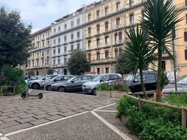 negozio in affitto a Napoli in zona Chiaia