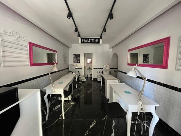 negozio in affitto a Napoli in zona Vomero