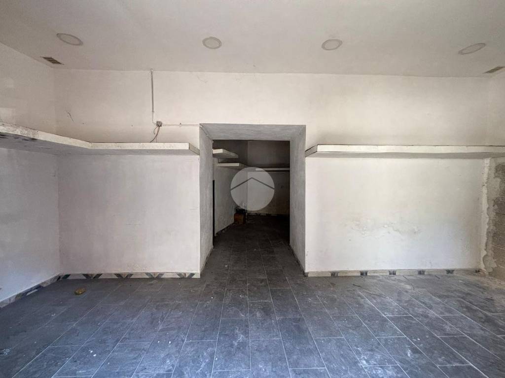 negozio in affitto a Napoli in zona San Carlo all'Arena