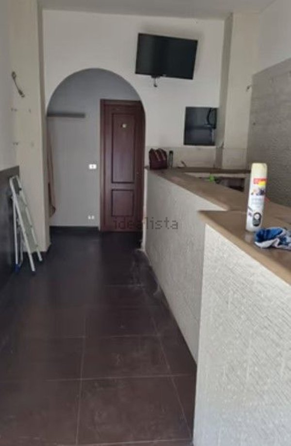 locale commerciale in affitto a Napoli in zona Fuorigrotta