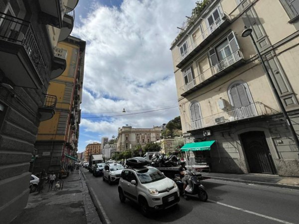 negozio in affitto a Napoli in zona Chiaia