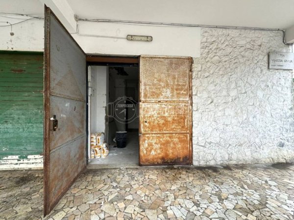 negozio in affitto a Napoli in zona Fuorigrotta