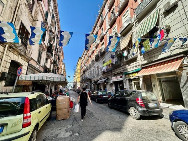 locale commerciale in affitto a Napoli in zona San Carlo all'Arena