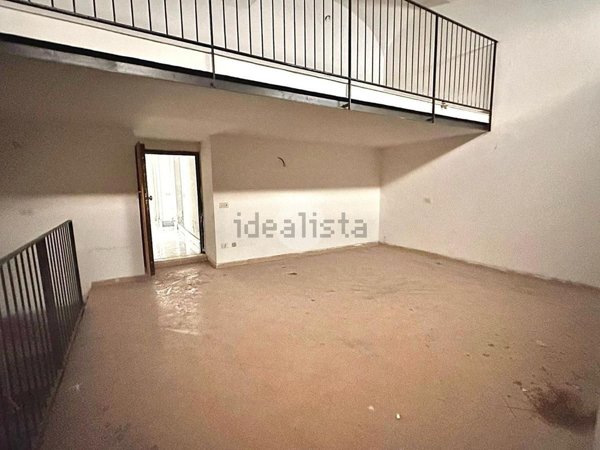 locale commerciale in affitto a Napoli in zona San Carlo all'Arena