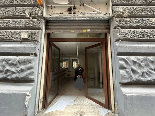 negozio in affitto a Napoli in zona Chiaia