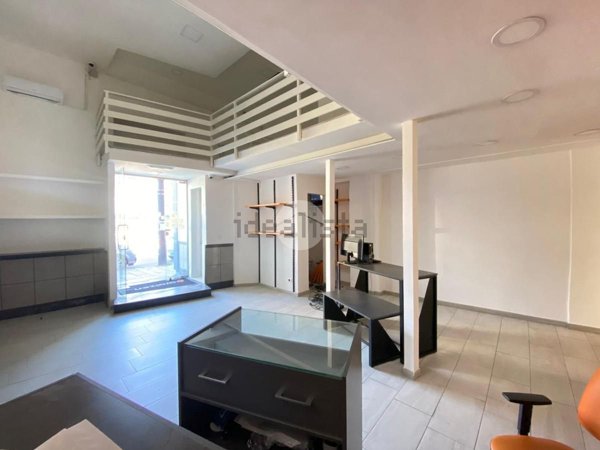 locale commerciale in affitto a Napoli in zona Vicaria