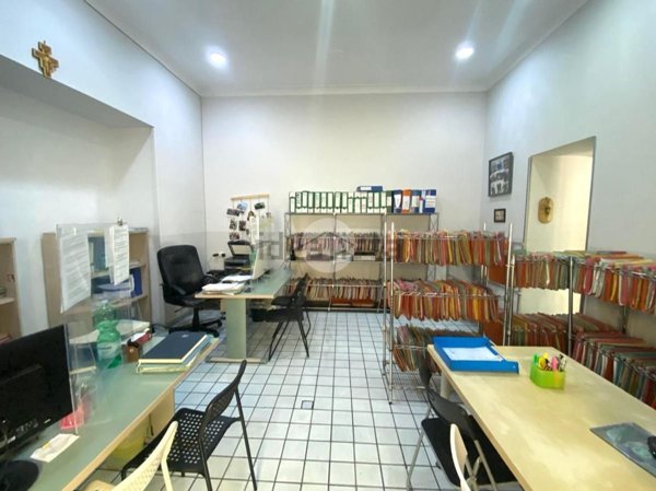 locale commerciale in affitto a Napoli in zona Vicaria