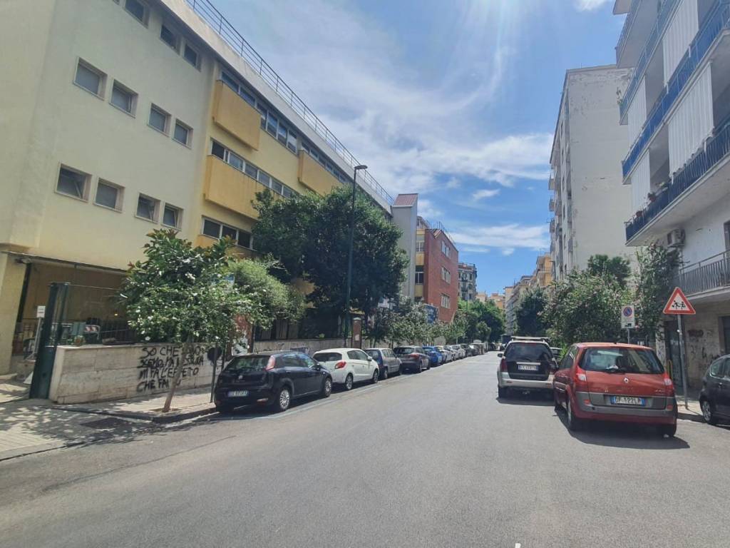 negozio in affitto a Napoli in zona Vomero
