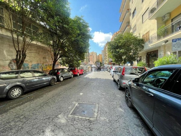 locale commerciale in affitto a Napoli in zona Vomero