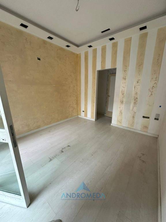 negozio in affitto a Napoli in zona Vomero