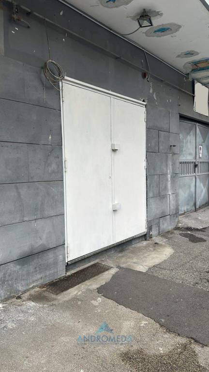 negozio in affitto a Napoli in zona Vomero