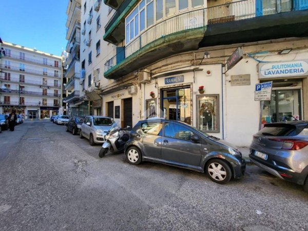 negozio in affitto a Napoli in zona Fuorigrotta