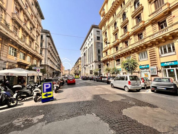 negozio in affitto a Napoli in zona Porto