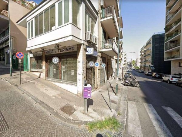 negozio in affitto a Napoli in zona Chiaia
