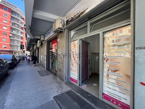 locale commerciale in affitto a Napoli in zona Vomero