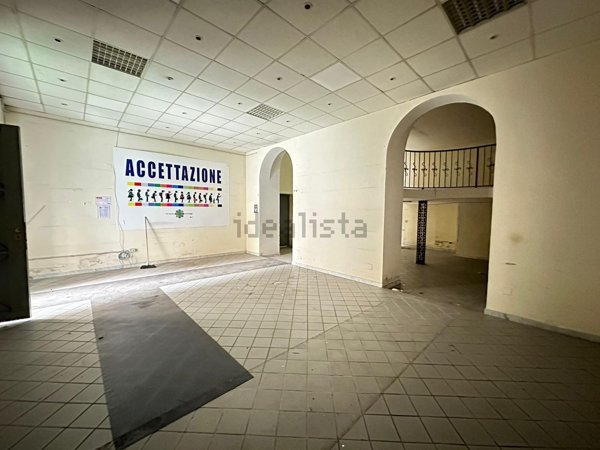 locale commerciale in affitto a Napoli in zona San Carlo all'Arena