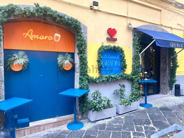 negozio in affitto a Napoli in zona Chiaia
