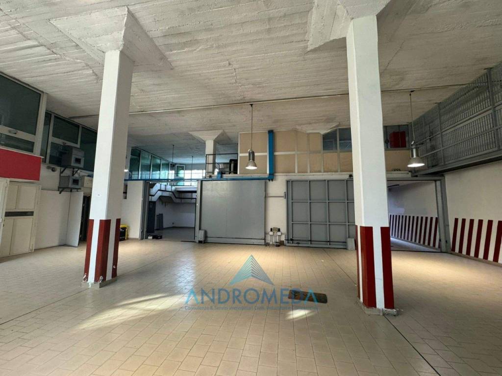 negozio in affitto a Napoli in zona Bagnoli