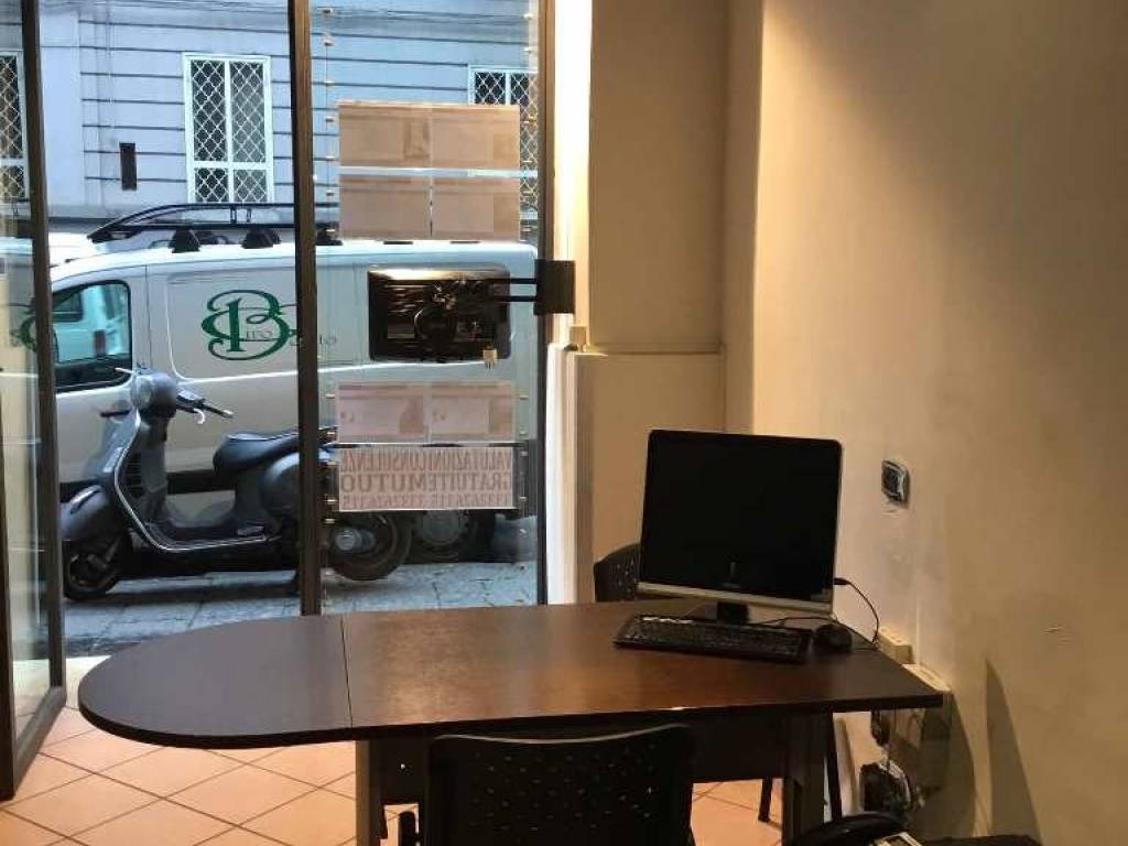 negozio in affitto a Napoli in zona San Carlo all'Arena