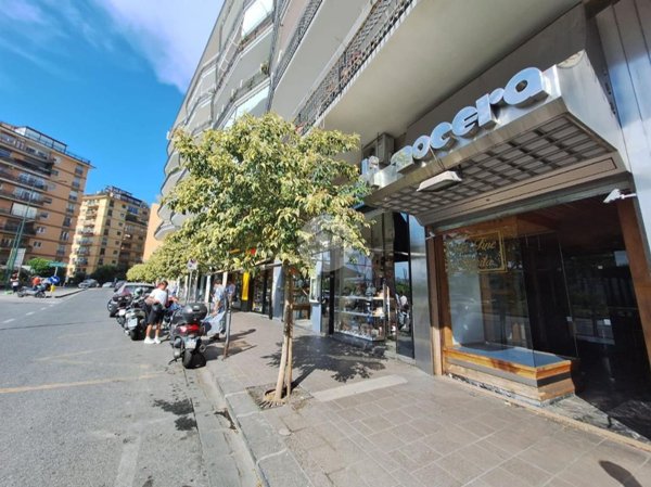 negozio in affitto a Napoli in zona Vomero