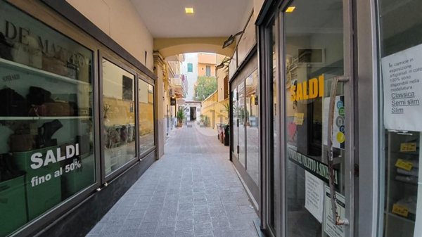 negozio in affitto a Napoli in zona Vomero