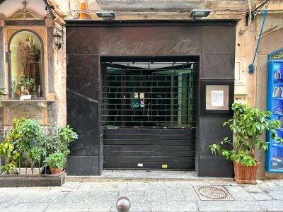 negozio in affitto a Napoli in zona Chiaia