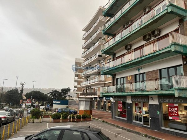 locale commerciale in affitto a Napoli in zona Fuorigrotta