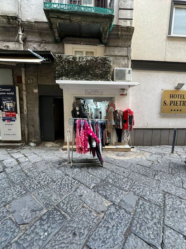 negozio in affitto a Napoli in zona Pendino / San Giuseppe