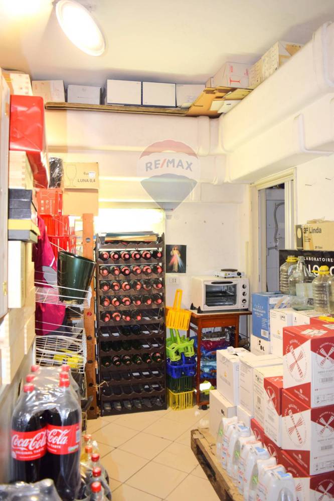 locale commerciale in affitto a Napoli in zona Vomero