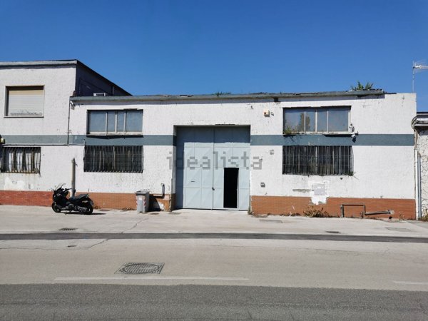capannone in vendita a Napoli in zona San Giovanni a Teduccio