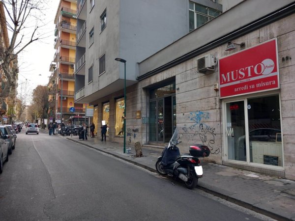 negozio in affitto a Napoli in zona Vomero
