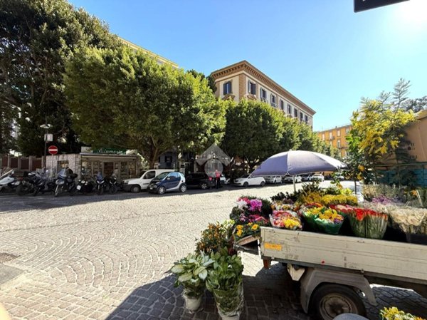 negozio in affitto a Napoli in zona Chiaia
