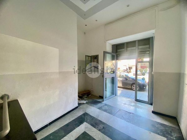 locale commerciale in affitto a Napoli in zona San Carlo all'Arena