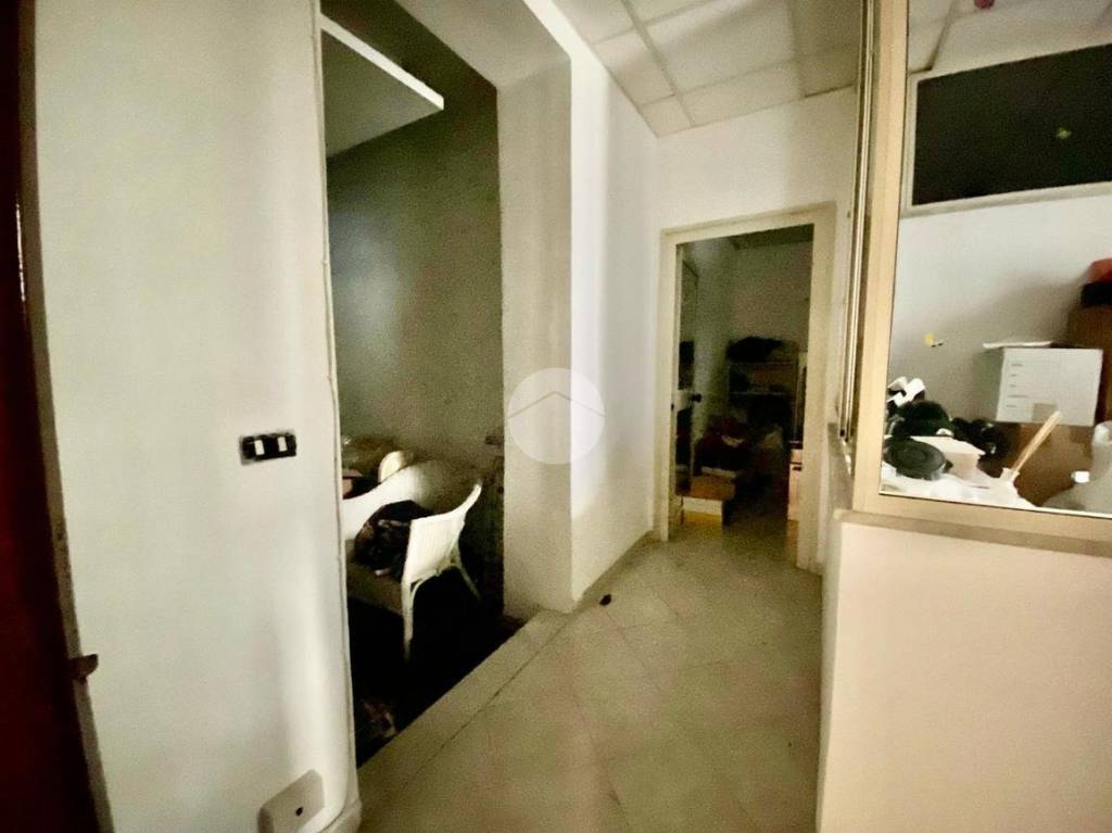 negozio in affitto a Napoli in zona Capodichino