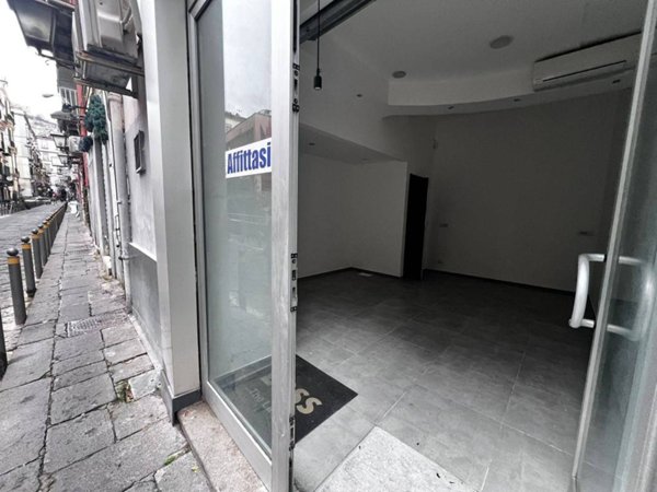 negozio in affitto a Napoli in zona Chiaia