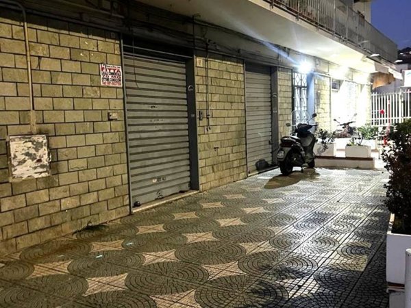 negozio in affitto a Napoli in zona Bagnoli