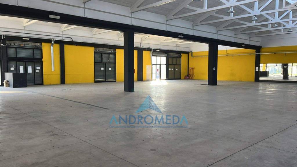locale commerciale in affitto a Napoli in zona Secondigliano