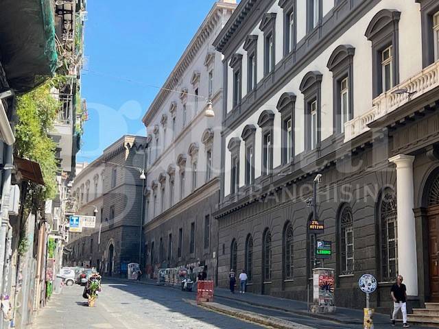 negozio in affitto a Napoli in zona Porto