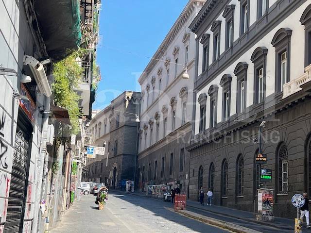 negozio in affitto a Napoli in zona Porto