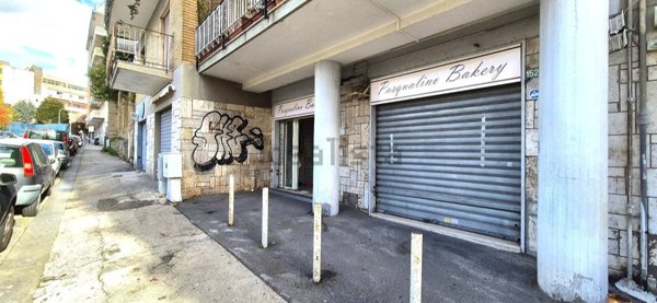 locale commerciale in affitto a Napoli in zona Arenella