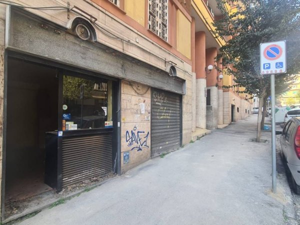 negozio in affitto a Napoli in zona Arenella