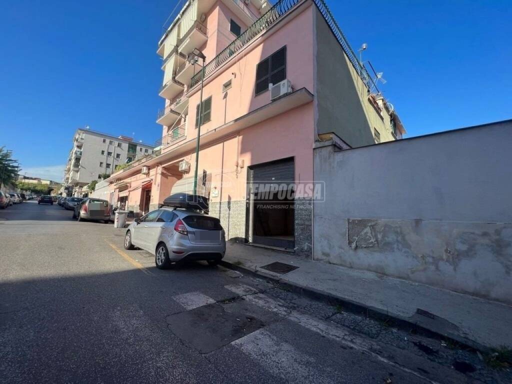 negozio in affitto a Napoli in zona Bagnoli