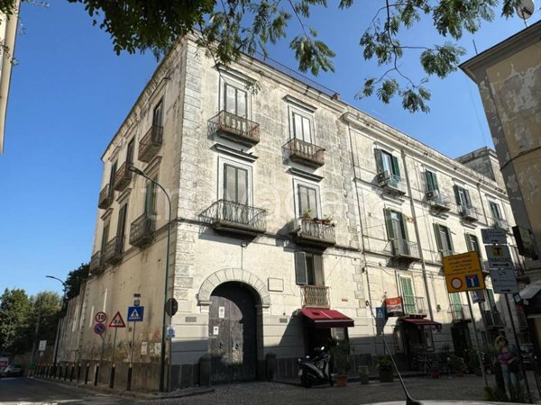 intera palazzina in affitto a Napoli in zona San Carlo all'Arena