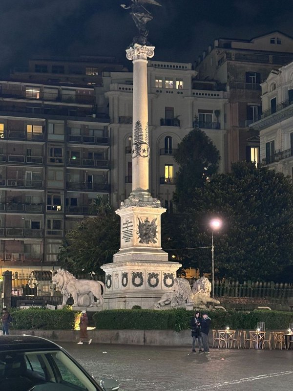 locale commerciale in affitto a Napoli in zona Chiaia