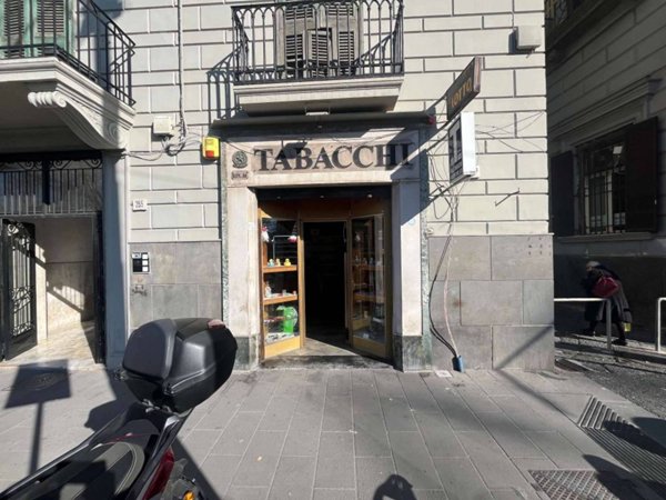 negozio in affitto a Napoli in zona Chiaia