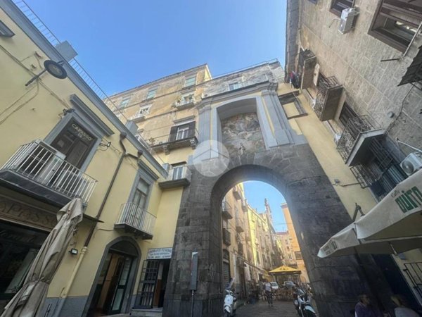 negozio in affitto a Napoli in zona Stella