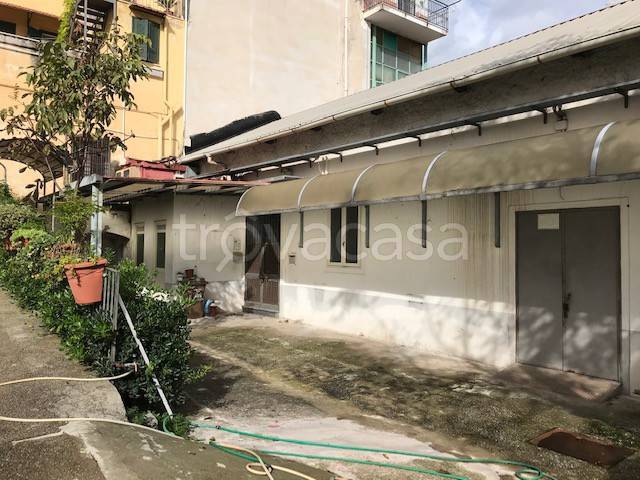 negozio in affitto a Napoli in zona Poggioreale