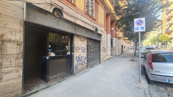 locale commerciale in affitto a Napoli in zona Arenella
