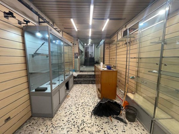 negozio in affitto a Napoli