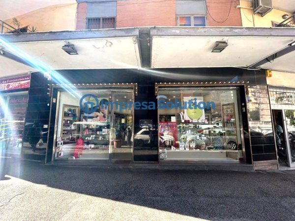 negozio in affitto a Napoli in zona Vomero